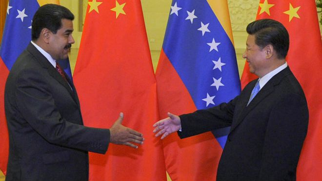 El presidente de Venezuela, Nicolás Maduro, y el de China, Xi Jinping, en una visita del primero a Pekín en 2015, en busca de financiamiento.